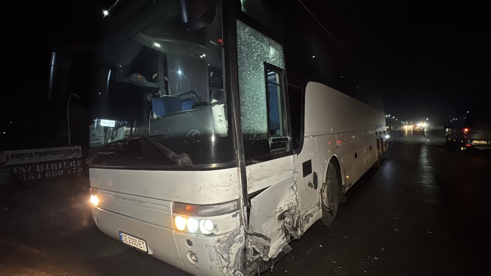Accident violent pe DN2E: șoseaua acoperită de resturi din autoturism și autocar 6733