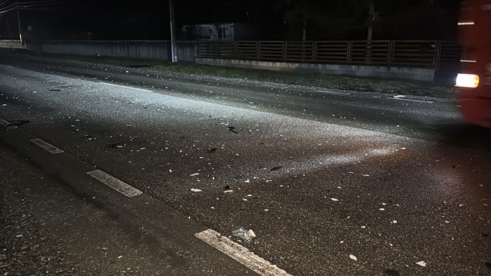 Accident violent pe DN2E: șoseaua acoperită de resturi din autoturism și autocar 6734