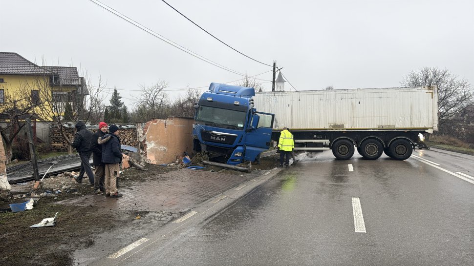 Un TIR a pus la pământ gardul unei locuințe la Cumpărătura; ca prin minune, incidentul nu s-a soldat cu victime 6716