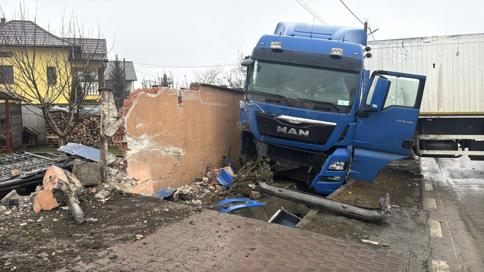 Un TIR a pus la pământ gardul unei locuințe la Cumpărătura; ca prin minune, incidentul nu s-a soldat cu victime 6717