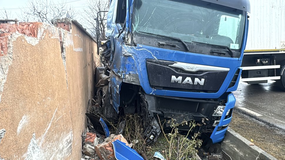 Un TIR a pus la pământ gardul unei locuințe la Cumpărătura; ca prin minune, incidentul nu s-a soldat cu victime 6718