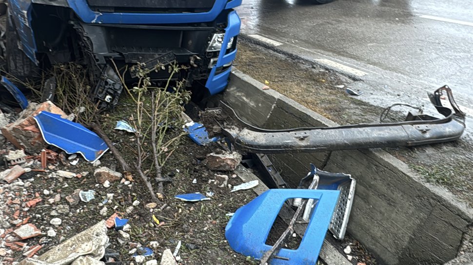 Un TIR a pus la pământ gardul unei locuințe la Cumpărătura; ca prin minune, incidentul nu s-a soldat cu victime 6719