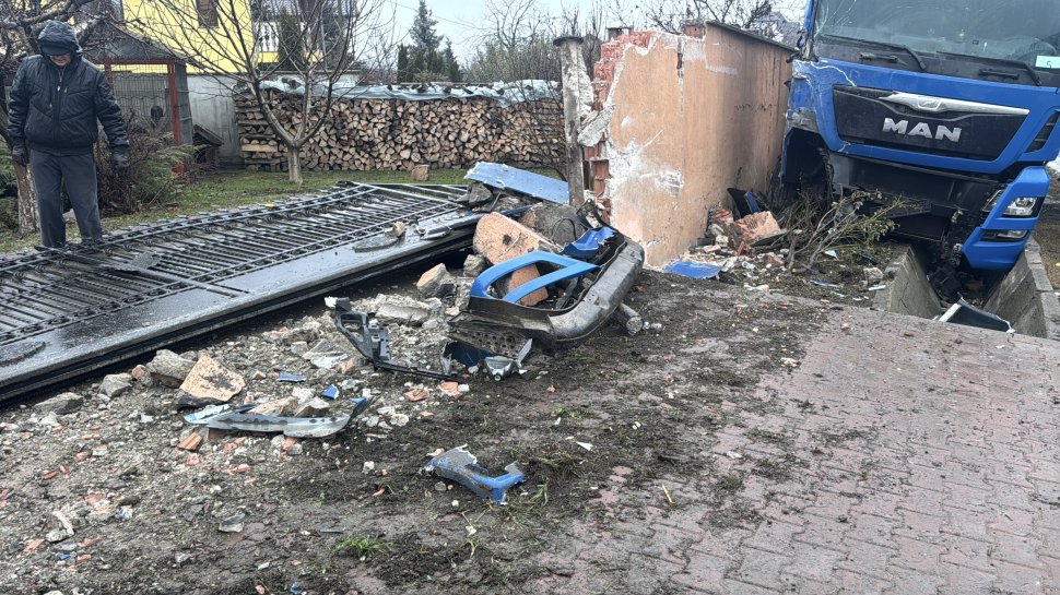Un TIR a pus la pământ gardul unei locuințe la Cumpărătura; ca prin minune, incidentul nu s-a soldat cu victime 6720
