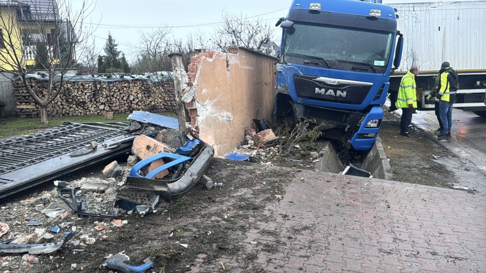 Un TIR a pus la pământ gardul unei locuințe la Cumpărătura; ca prin minune, incidentul nu s-a soldat cu victime 6721
