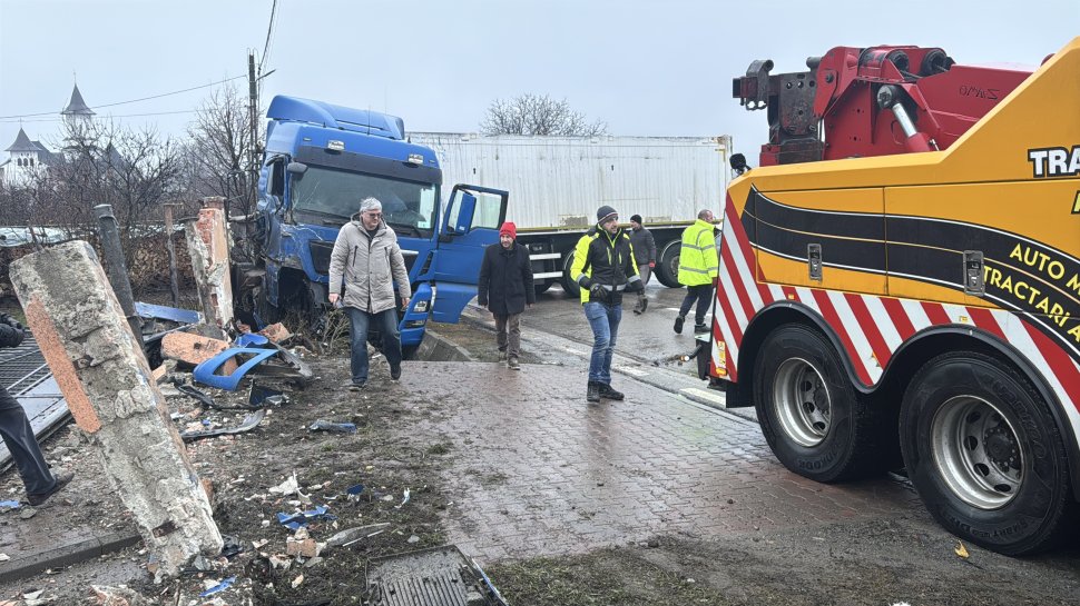 Un TIR a pus la pământ gardul unei locuințe la Cumpărătura; ca prin minune, incidentul nu s-a soldat cu victime 6722
