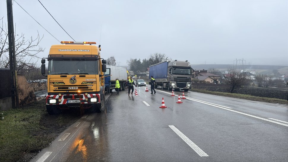 Un TIR a pus la pământ gardul unei locuințe la Cumpărătura; ca prin minune, incidentul nu s-a soldat cu victime 6724
