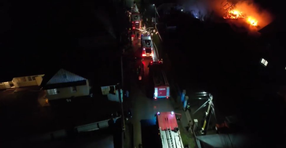 Flăcări violente la o locuință din Iaslovăț; pompierii se luptă de ore bune 6750