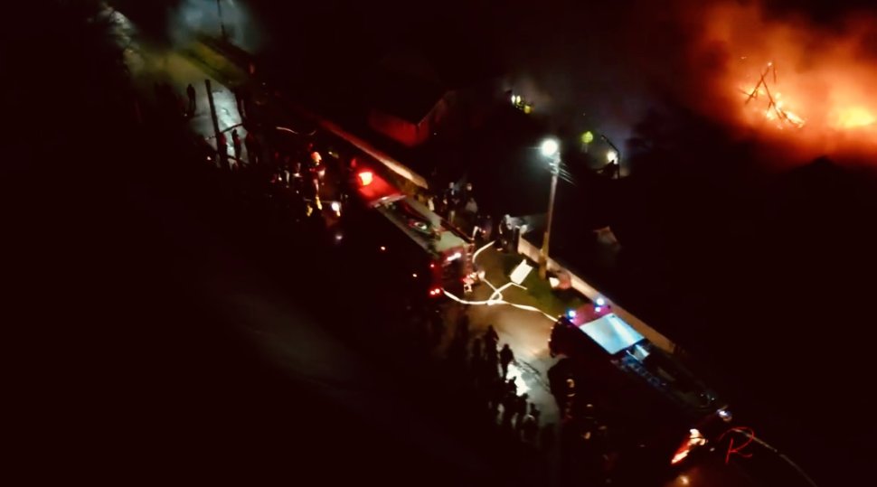 Flăcări violente la o locuință din Iaslovăț; pompierii se luptă de ore bune 6751