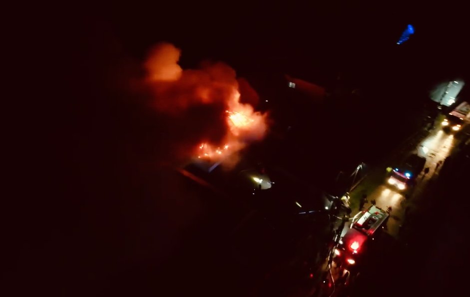 Flăcări violente la o locuință din Iaslovăț; pompierii se luptă de ore bune 6752