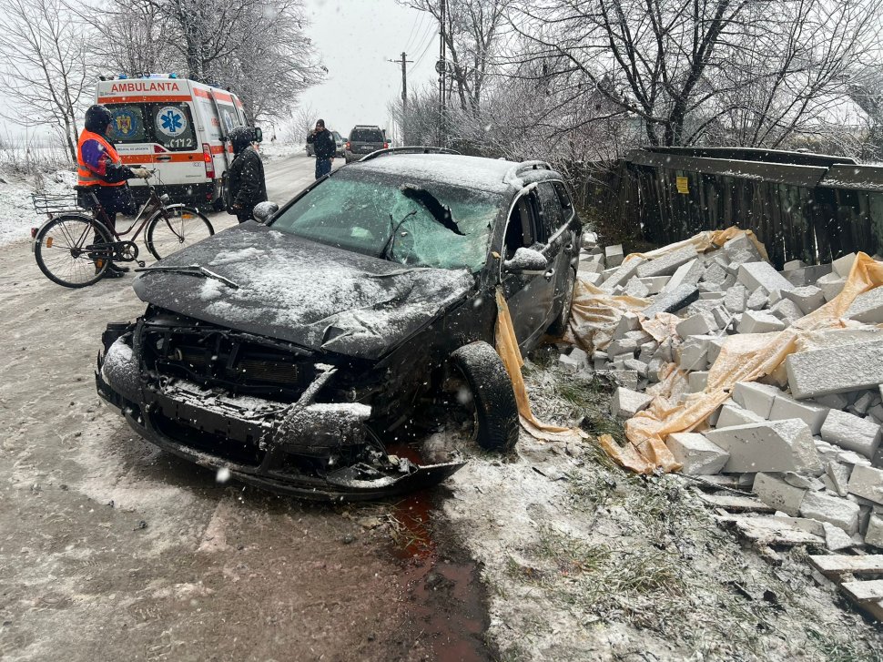 Accident pe drumul dintre Sasca Nouă și Sasca Mică; o mașină s-a izbit de un palet de BCA 6788