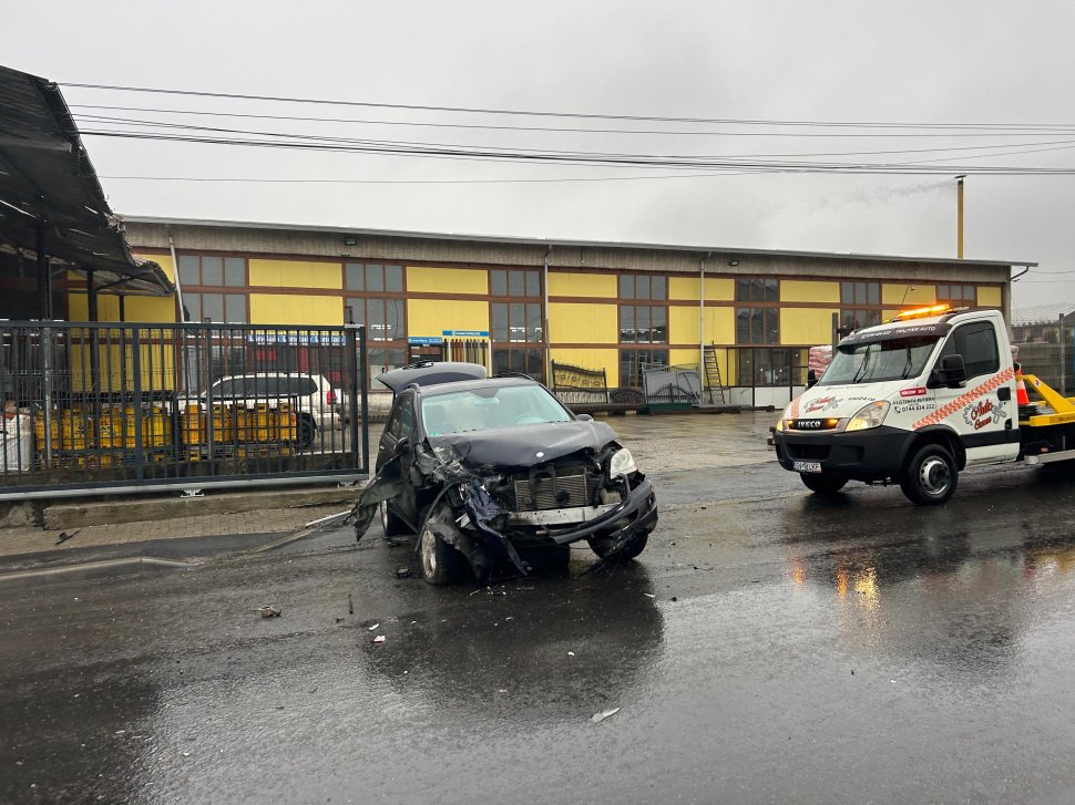 Două autoturisme s-au izbit violent la Fălticeni: potrivit martorilor, unul dintre șoferi nu a acordat prioritate 6772