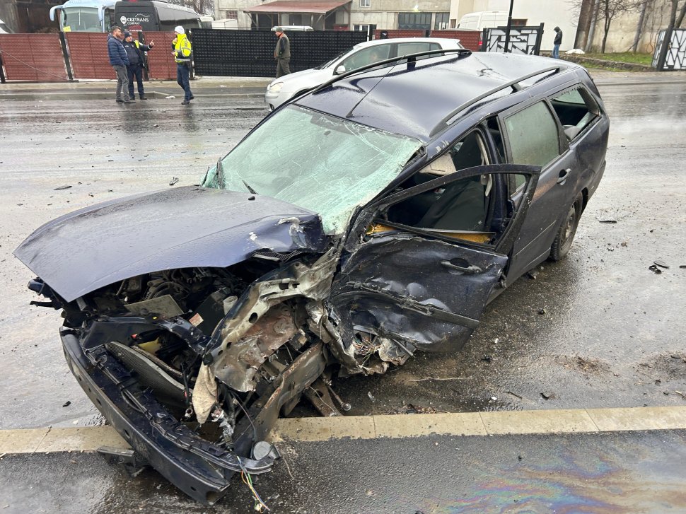 Două autoturisme s-au izbit violent la Fălticeni: potrivit martorilor, unul dintre șoferi nu a acordat prioritate 6773
