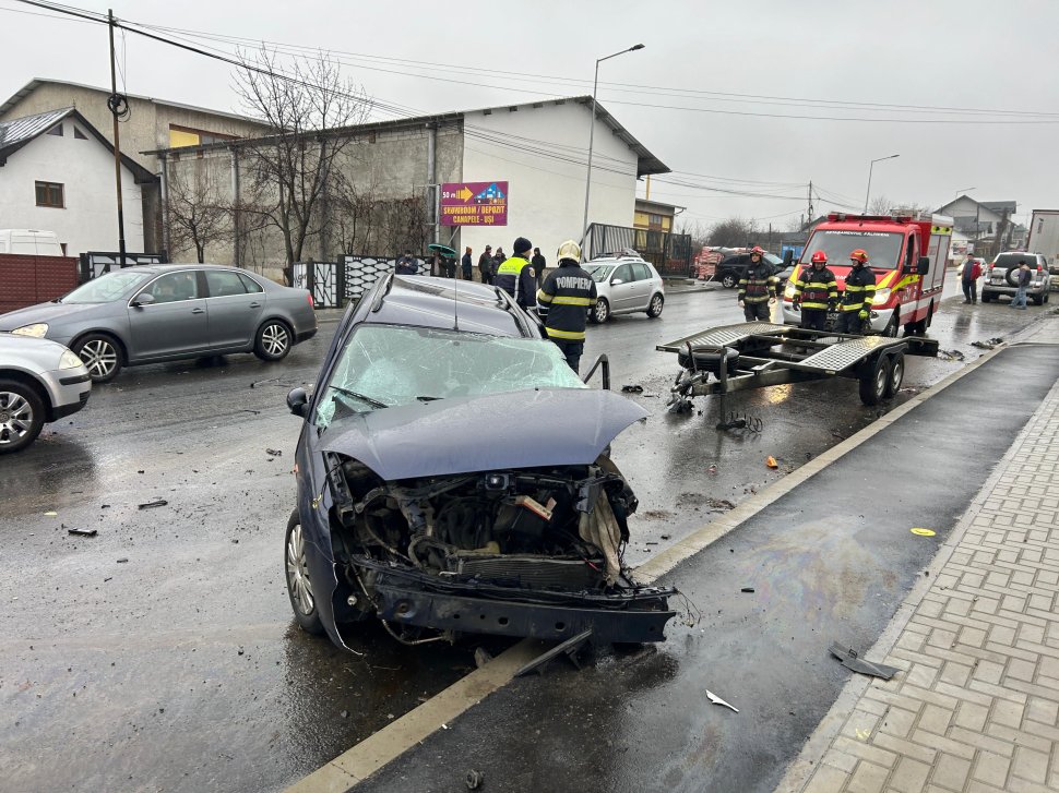 Două autoturisme s-au izbit violent la Fălticeni: potrivit martorilor, unul dintre șoferi nu a acordat prioritate