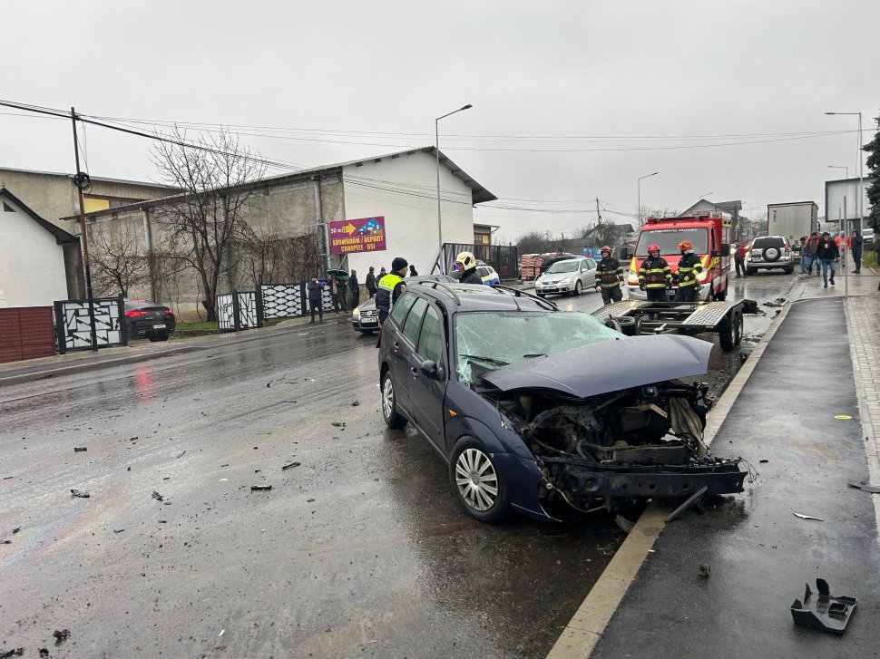Două autoturisme s-au izbit violent la Fălticeni: potrivit martorilor, unul dintre șoferi nu a acordat prioritate 6775