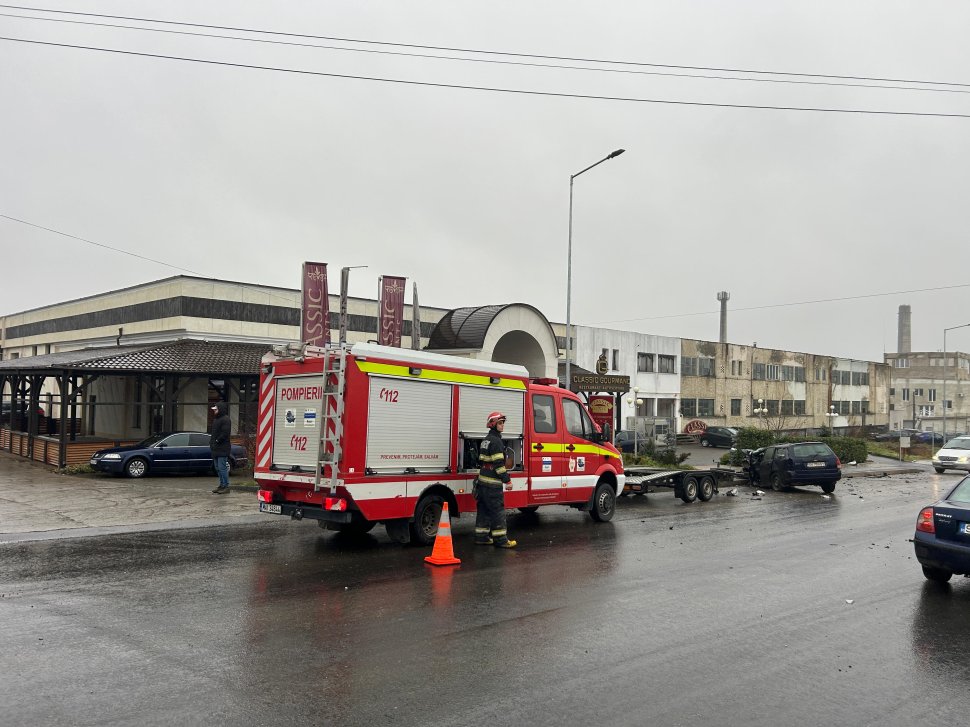 Două autoturisme s-au izbit violent la Fălticeni: potrivit martorilor, unul dintre șoferi nu a acordat prioritate 6776