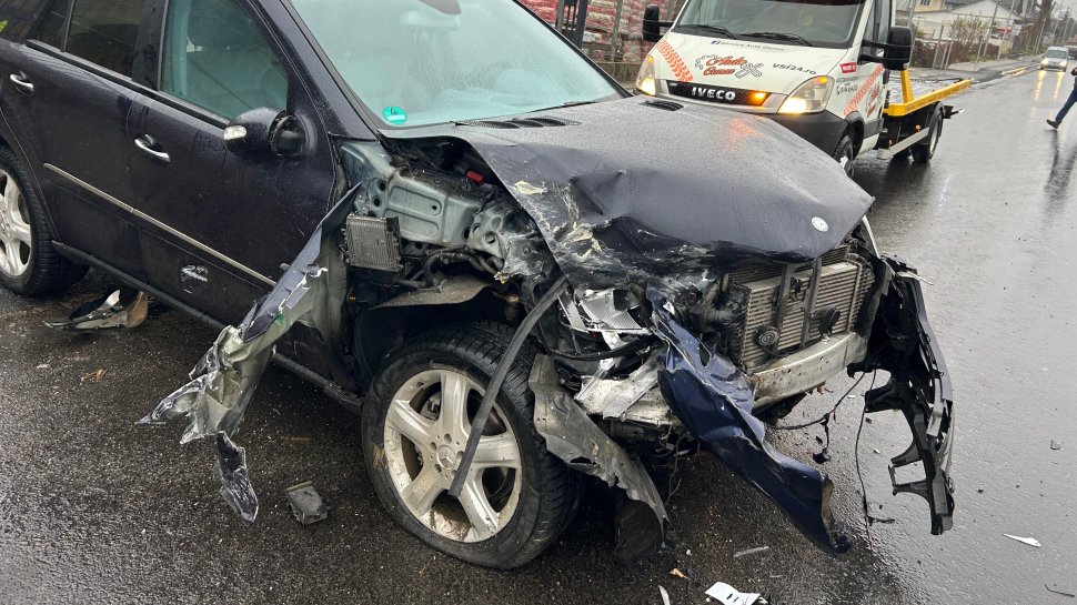 Două autoturisme s-au izbit violent la Fălticeni: potrivit martorilor, unul dintre șoferi nu a acordat prioritate 6779
