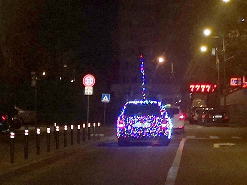 Luminile de Crăciun pe mașină pot aduce amenzi de până la 1.300 de Lei