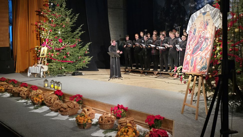 Sute de suflete reunite la spectacolul de colinde „Armonii din Pridvorul Cerului" 6811