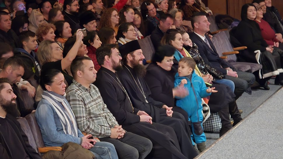 Sute de suflete reunite la spectacolul de colinde „Armonii din Pridvorul Cerului" 6812