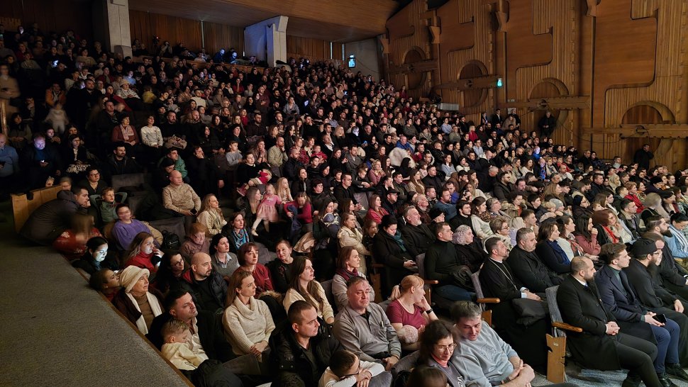 Sute de suflete reunite la spectacolul de colinde „Armonii din Pridvorul Cerului" 6815