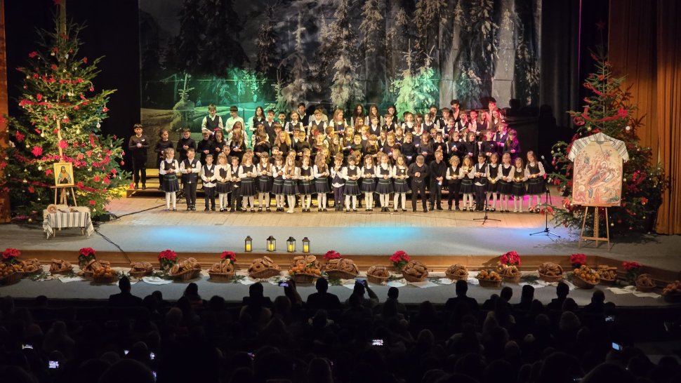 Sute de suflete reunite la spectacolul de colinde „Armonii din Pridvorul Cerului" 6817