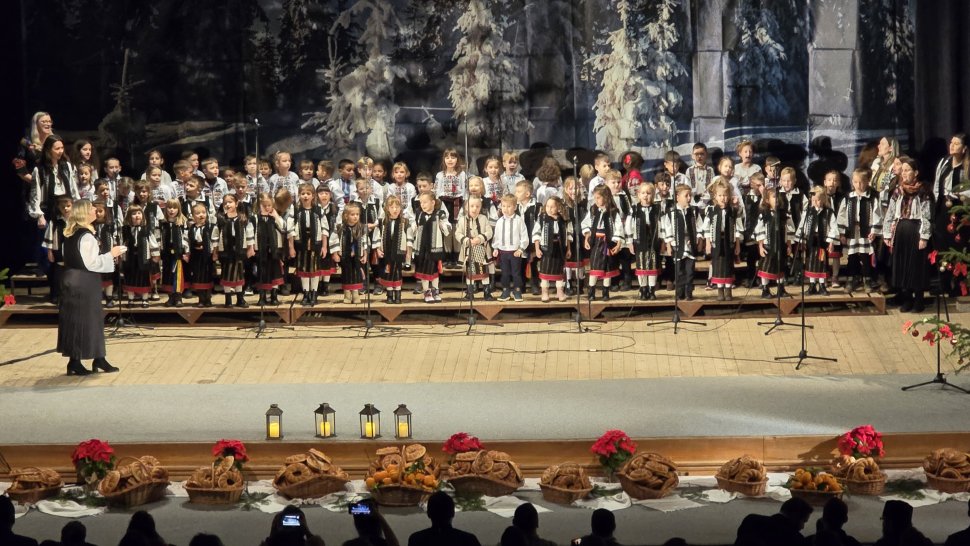 Sute de suflete reunite la spectacolul de colinde „Armonii din Pridvorul Cerului" 6818