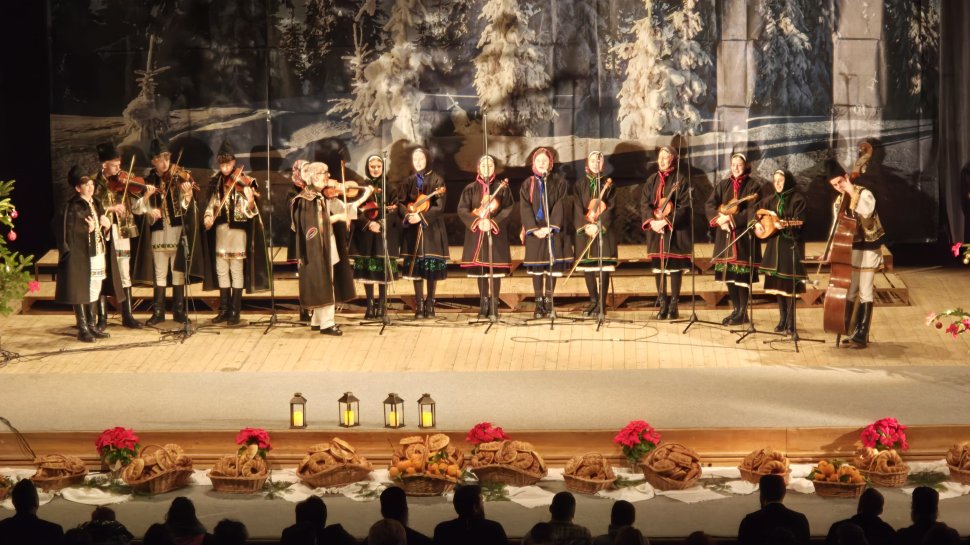 Sute de suflete reunite la spectacolul de colinde „Armonii din Pridvorul Cerului" 6819