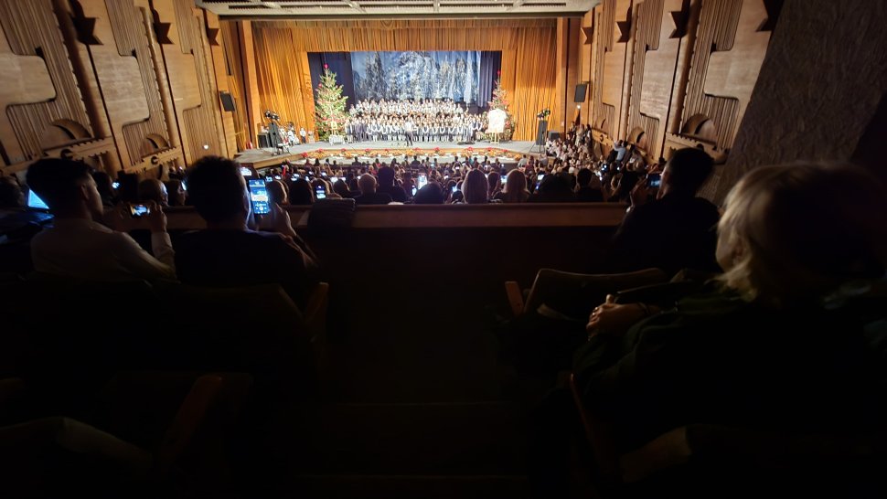 Sute de suflete reunite la spectacolul de colinde „Armonii din Pridvorul Cerului" 6820