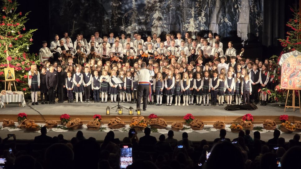 Sute de suflete reunite la spectacolul de colinde „Armonii din Pridvorul Cerului" 6821