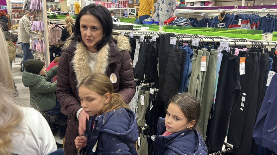 Evenimentul „Dăruiește un zâmbet” a adus din nou bucurie sutelor de copii din familii defavorizate 6861