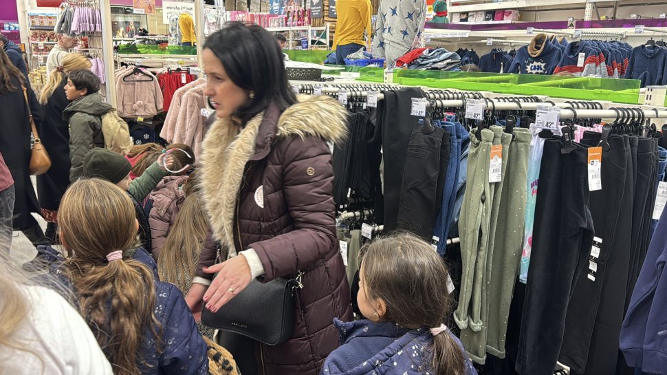 Evenimentul „Dăruiește un zâmbet” a adus din nou bucurie sutelor de copii din familii defavorizate 6874