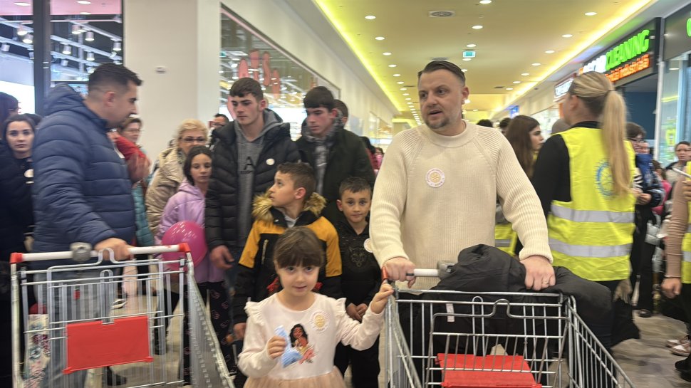 Evenimentul „Dăruiește un zâmbet” a adus din nou bucurie sutelor de copii din familii defavorizate 6881