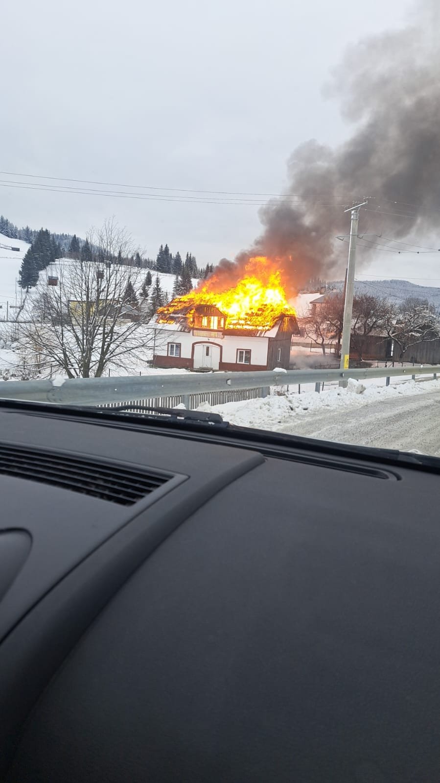 Incendiu puternic la Dorna Candrenilor; flăcări izbucnite din cauza unui coș de fum neizolat 6843