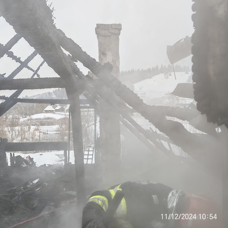 Incendiu puternic la Dorna Candrenilor; flăcări izbucnite din cauza unui coș de fum neizolat 6844