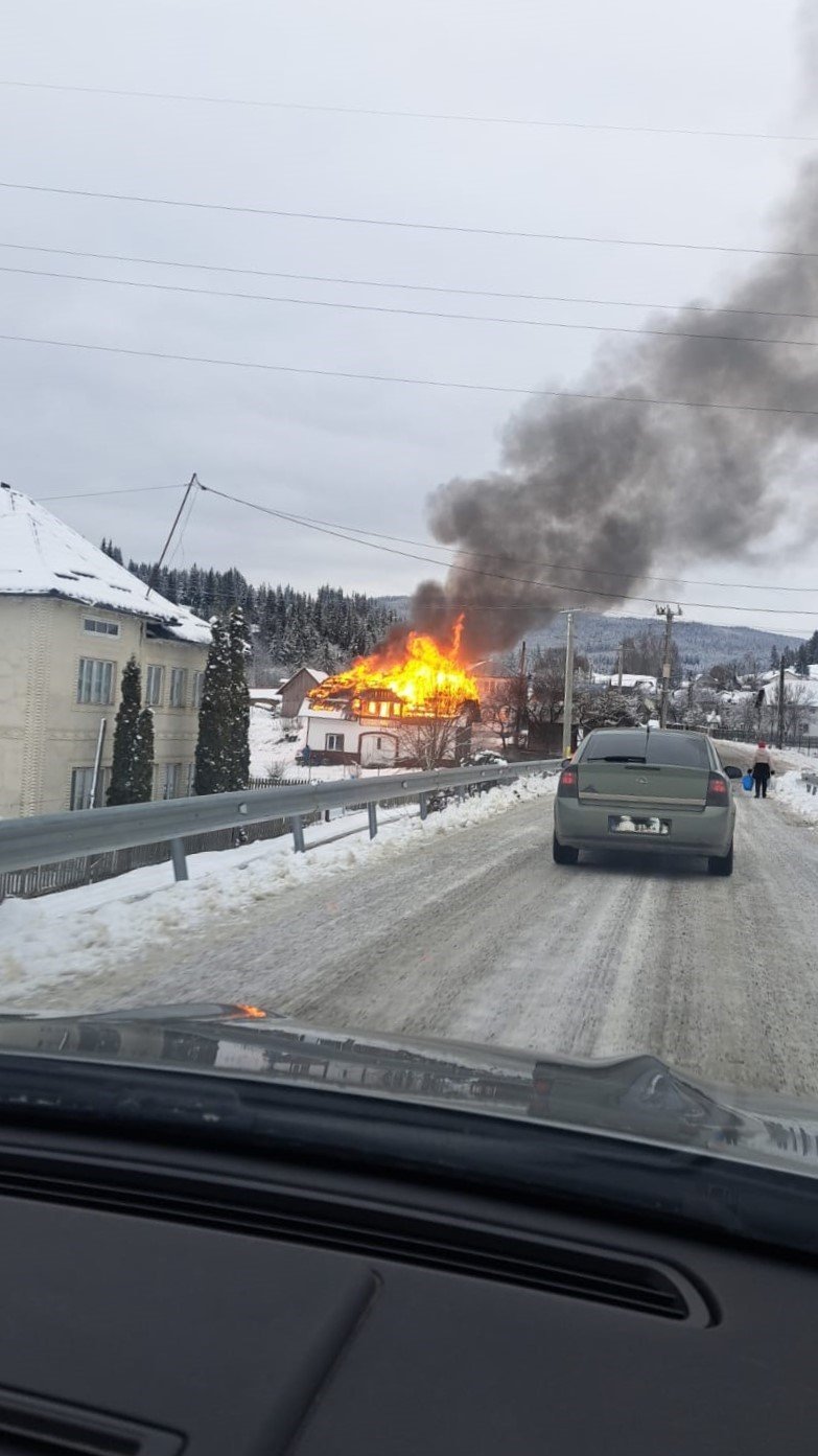 Incendiu puternic la Dorna Candrenilor; flăcări izbucnite din cauza unui coș de fum neizolat