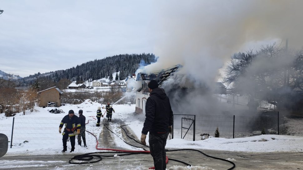 Incendiu puternic la Dorna Candrenilor; flăcări izbucnite din cauza unui coș de fum neizolat 6846