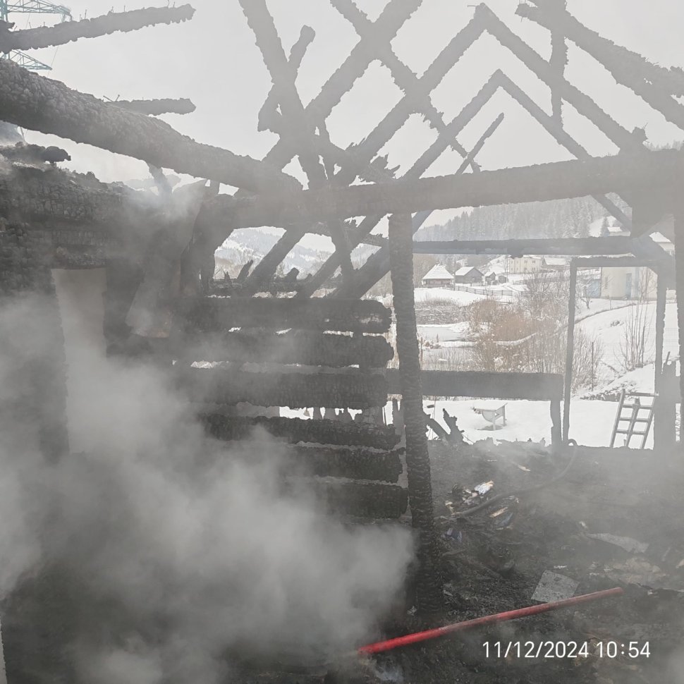 Incendiu puternic la Dorna Candrenilor; flăcări izbucnite din cauza unui coș de fum neizolat 6848