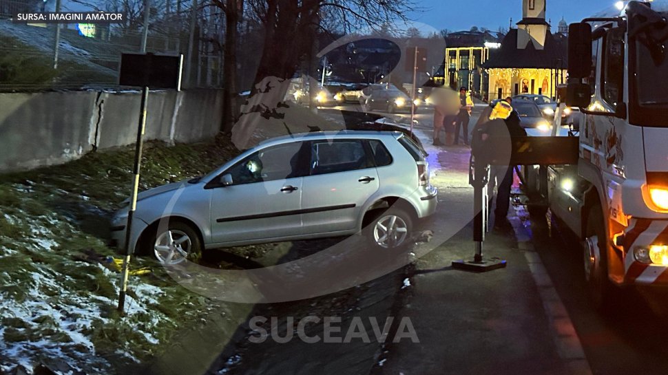 O mașină a rămas suspendată într-un șant, la Fălticeni 6959