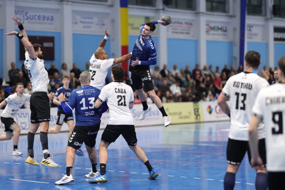 Președintele CJ Suceava, primarul Vasile Rîmbu și rectorul USV Mihai Dimian, prezenți la ultimul meci al CSU Suceava din acest an 6965