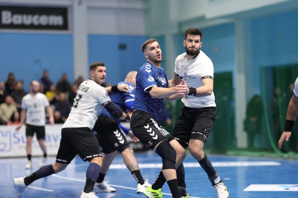 Președintele CJ Suceava, primarul Vasile Rîmbu și rectorul USV Mihai Dimian, prezenți la ultimul meci al CSU Suceava din acest an 6967