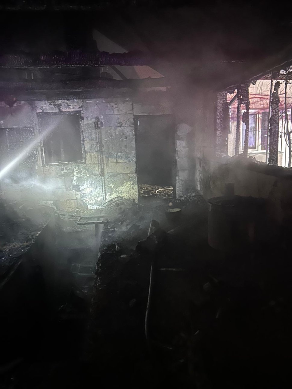 Trei persoane au suferit arsuri grave în urma unei explozii într-un garaj 7003