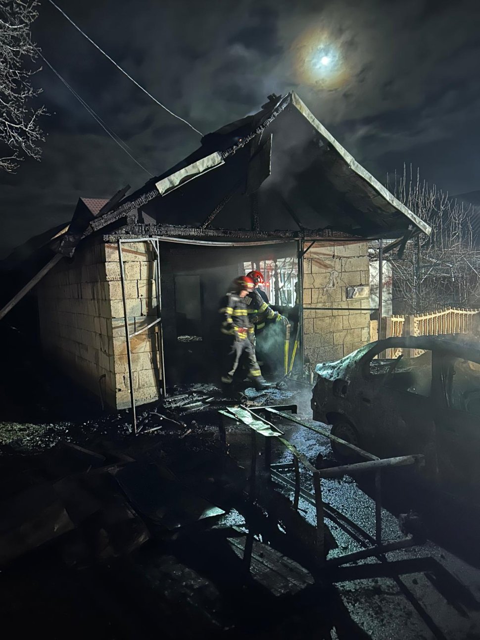 Trei persoane au suferit arsuri grave în urma unei explozii într-un garaj 7004