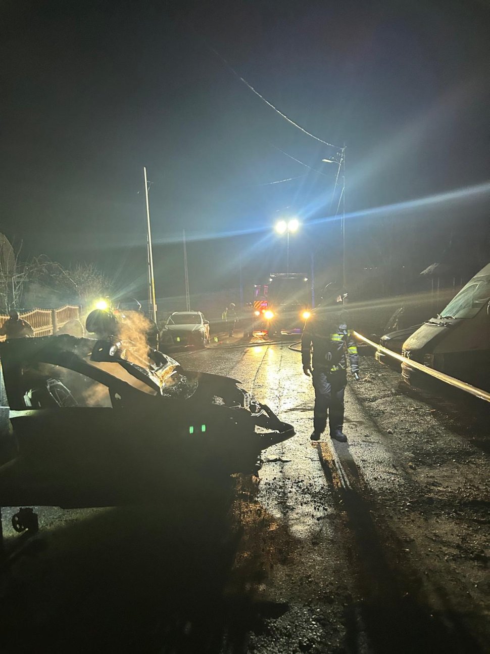 Trei persoane au suferit arsuri grave în urma unei explozii într-un garaj 7006