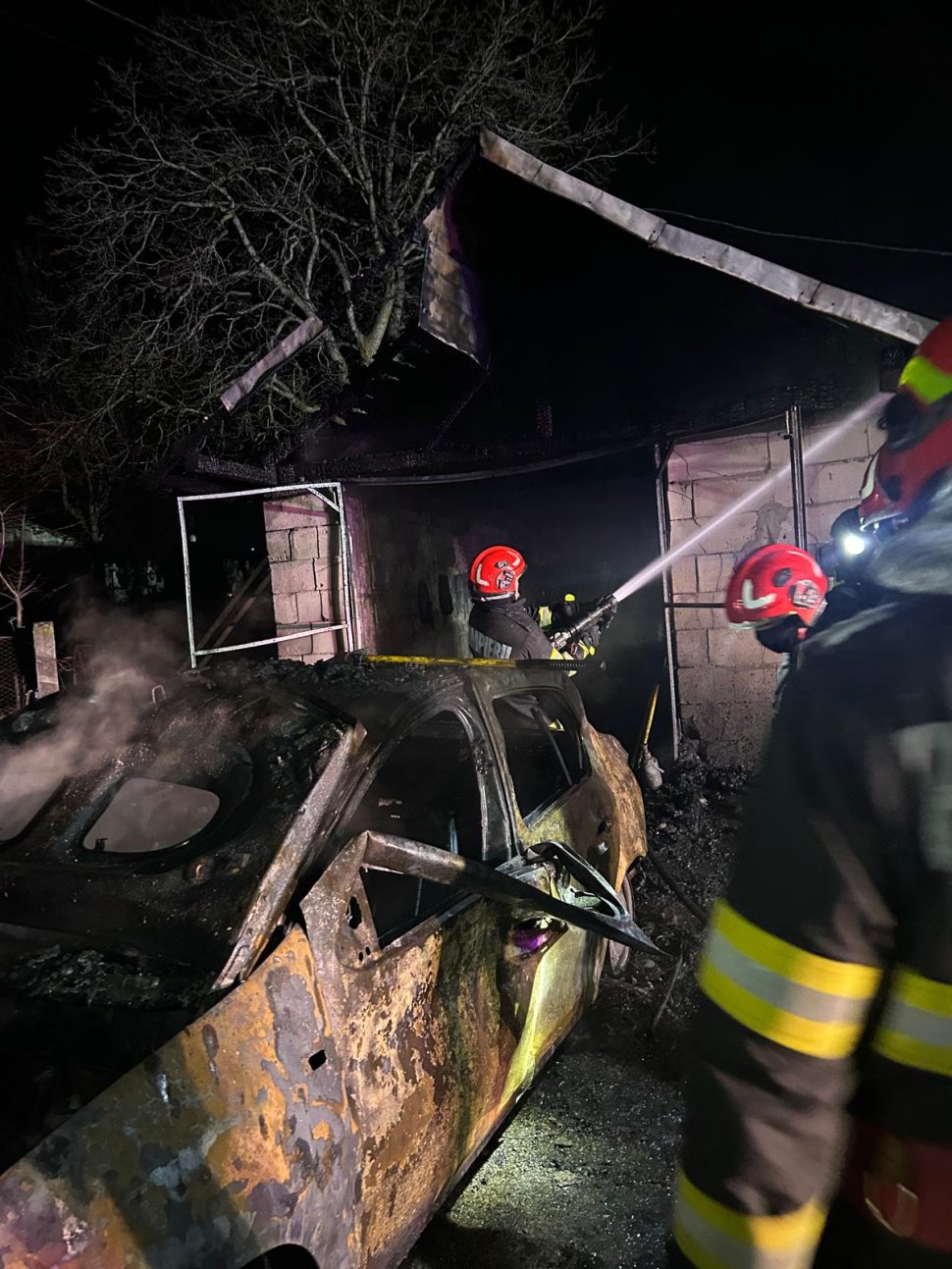Trei persoane au suferit arsuri grave în urma unei explozii într-un garaj 7008