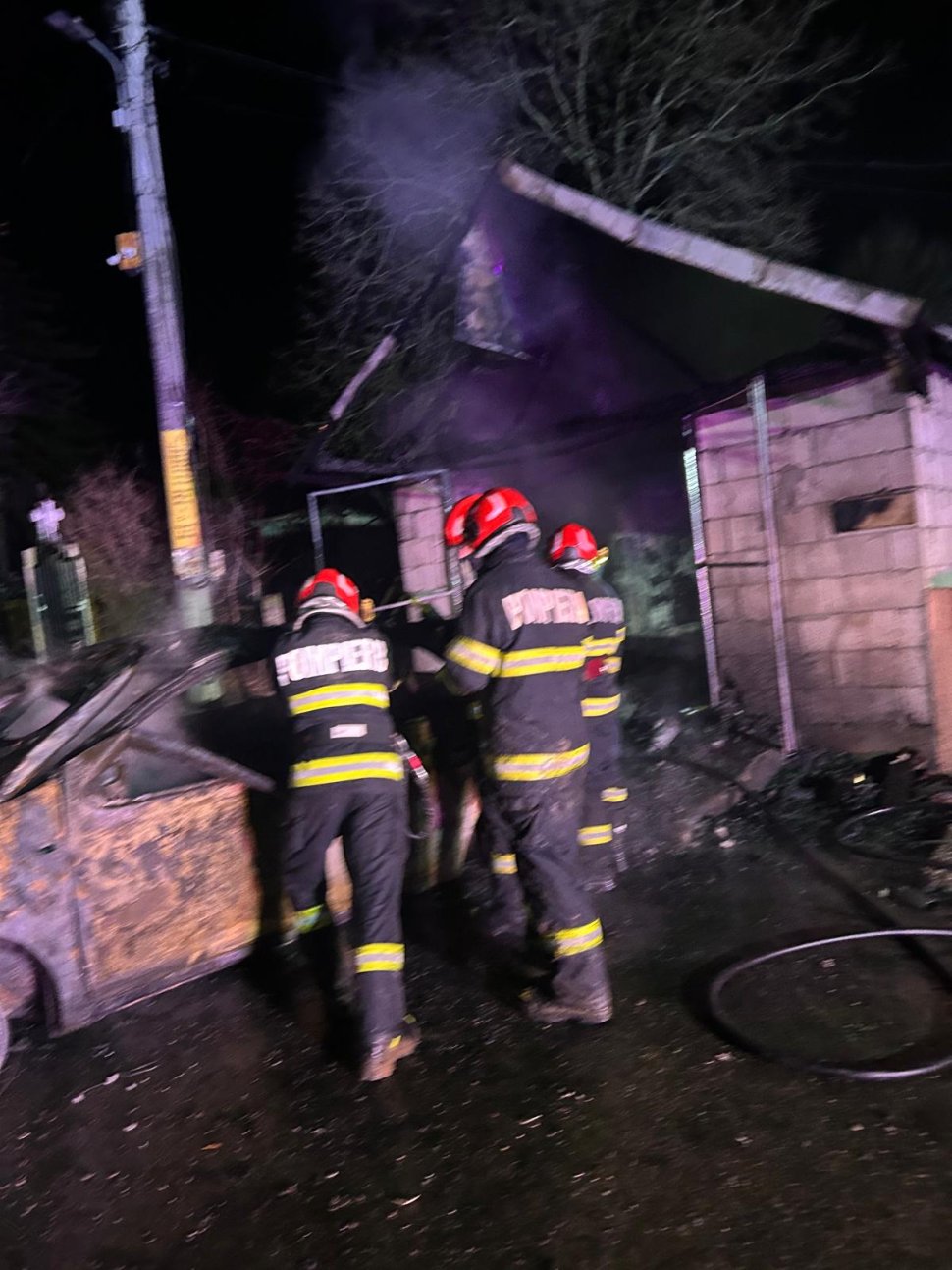 Trei persoane au suferit arsuri grave în urma unei explozii într-un garaj 7009