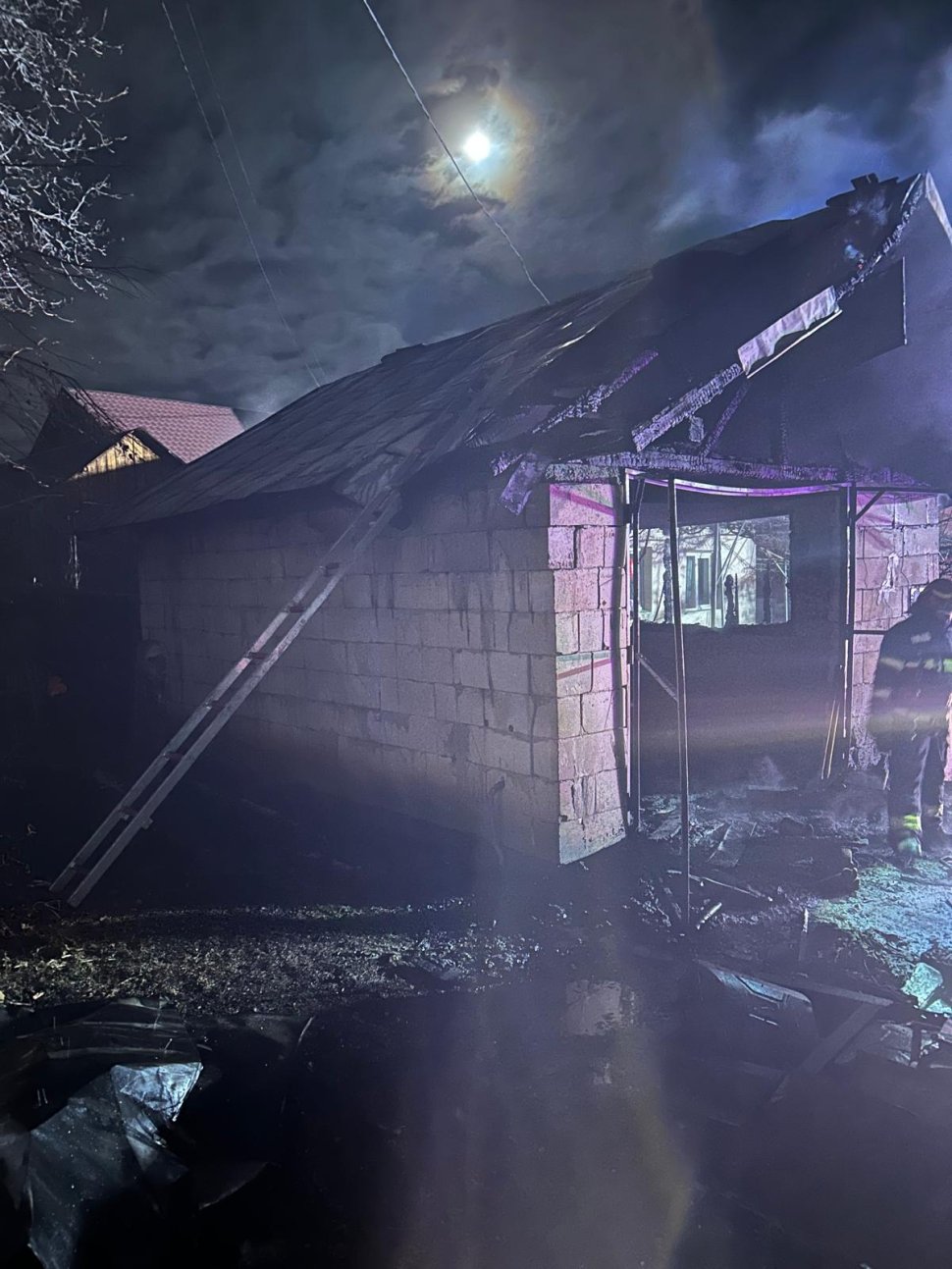 Trei persoane au suferit arsuri grave în urma unei explozii într-un garaj 7010