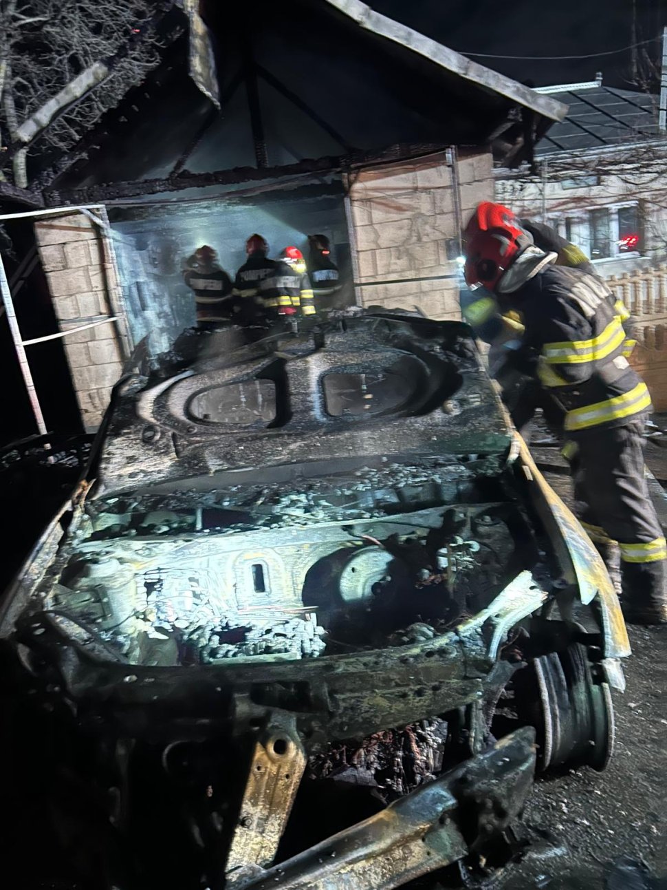 Trei persoane au suferit arsuri grave în urma unei explozii într-un garaj 7011