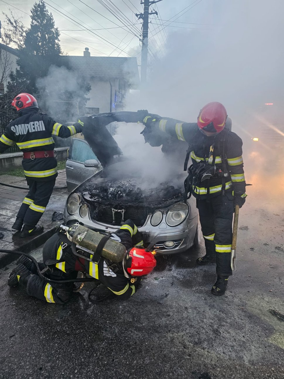 Autoturism cuprins de flăcări pe o stradă din Dorohoi