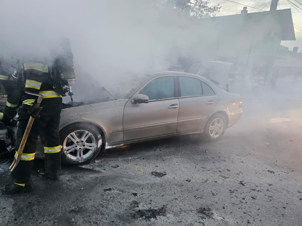 Autoturism cuprins de flăcări pe o stradă din Dorohoi 7025