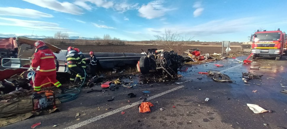 Dezastru pe DN2: Carambol între două TIR-uri și un autoturism, în zona Secuieni 7036